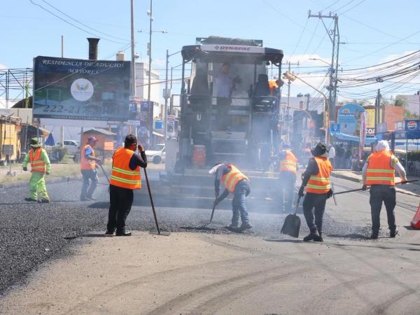 Supervisa gobernador Armenta pavimentación en Camino Real a Cholula y Zavaleta