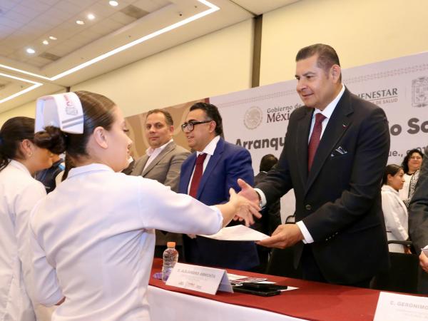 Gobierno de Puebla impulsa a jóvenes talentosos que cuidan salud de poblanos