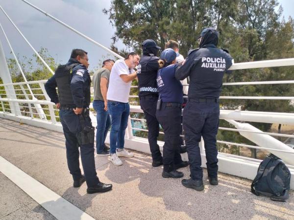 Policía Auxiliar brinda atención a persona en peligro