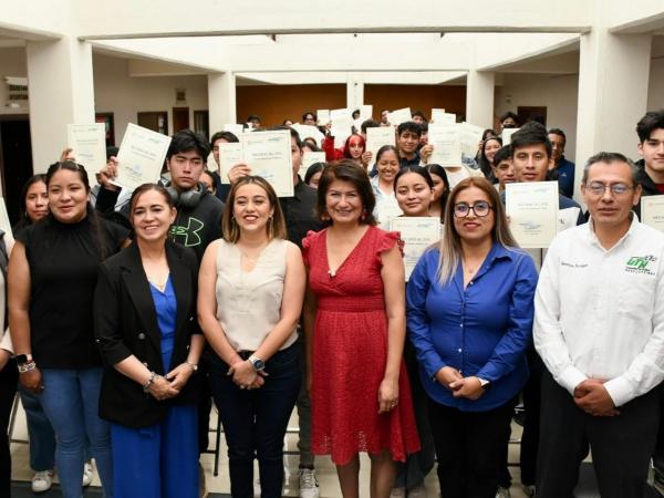 Impulsan UTH y Ayuntamiento de Tlahuapan permanencia escolar con becas