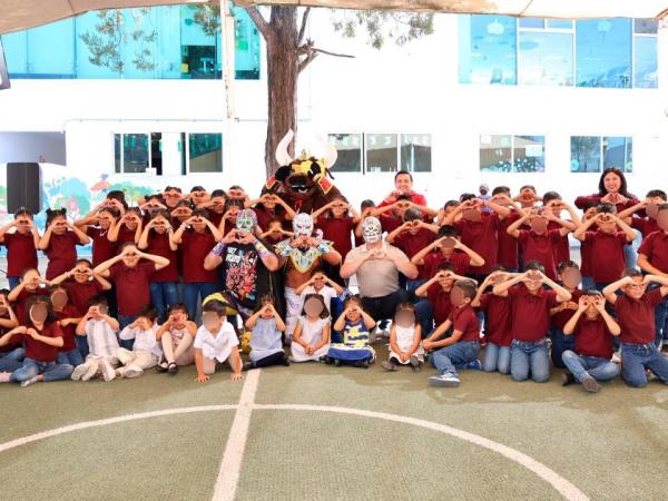 Luchadores poblanos consienten a infancias y juventudes del SEDIF