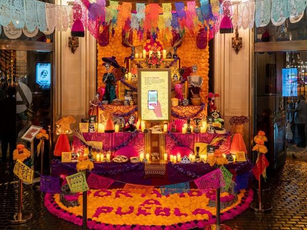 Gobierno estatal inaugura en Madrid: “La abuela de todos: una ofrenda a las Carmencitas”