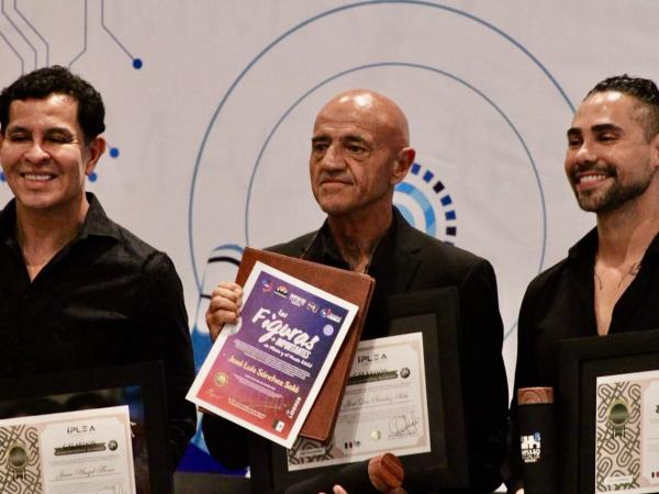 Recibe rector de UDEP distinción por trayectoria
