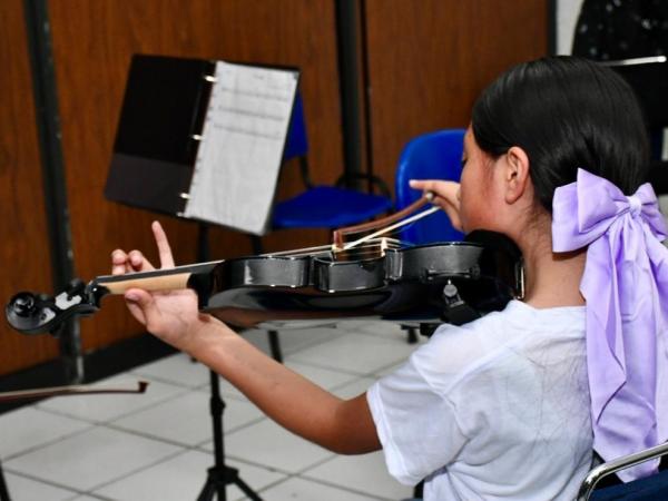 Fomenta UTH la cultura y el bienestar con clases instrumentales gratuitas