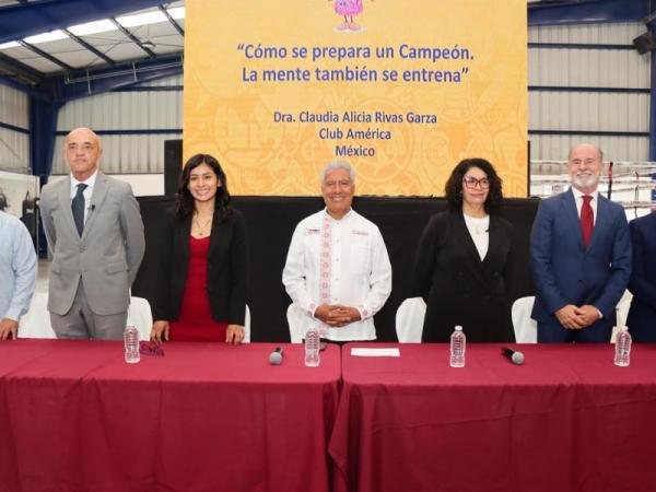 Motivan a atletas poblanos con conferencia “Cómo se prepara un campeón”