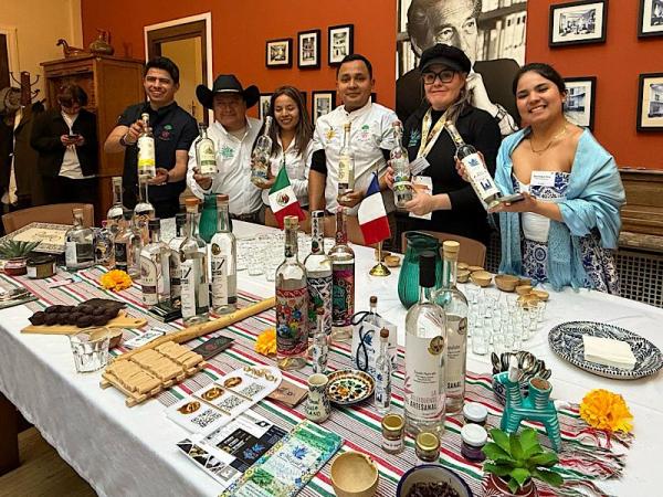 Promueve gobierno estatal exportación de mezcal poblano al Caribe, África, Francia y España