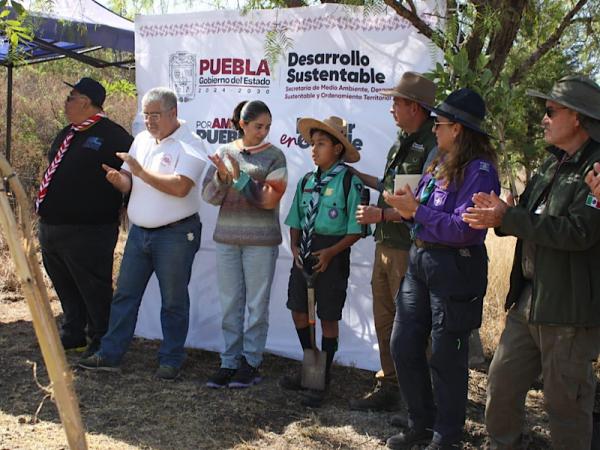 Gobierno de Puebla, fundaciones y población reforestan Parque Bicentenario