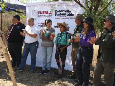 Gobierno de Puebla, fundaciones y poblaci&oacute;n reforestan Parque Bicentenario