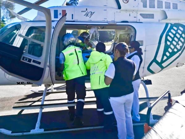 SUMA realiza traslado aéreo de adolescente con dengue desde Huauchinango