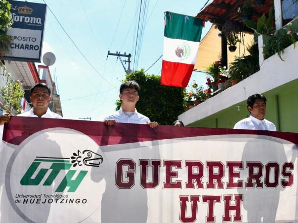 UTH presente en el desfile conmemorativo a la Independencia de México