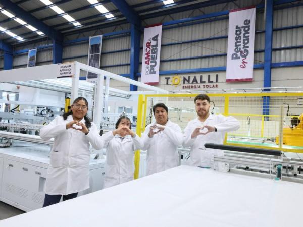 Presidenta Sheinbaum reconoce iniciativa de transición energética de Puebla en producción de paneles solares