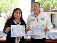 Estudiantes reciben lentes para mejorar su aprendizaje