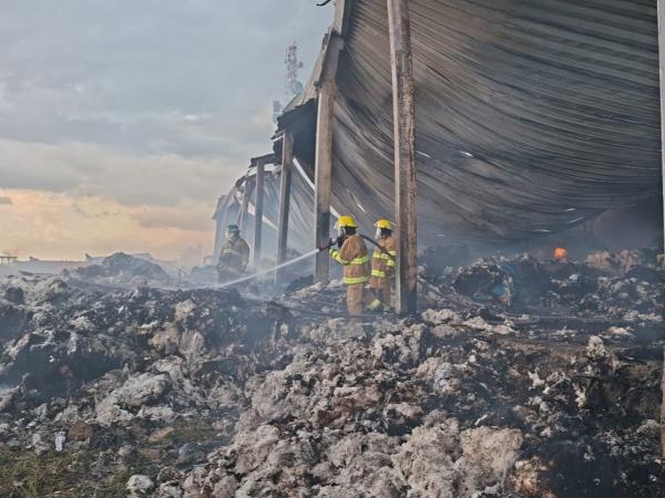 Tras 18 horas de labores, Protección Civil liquida incendio en bodega