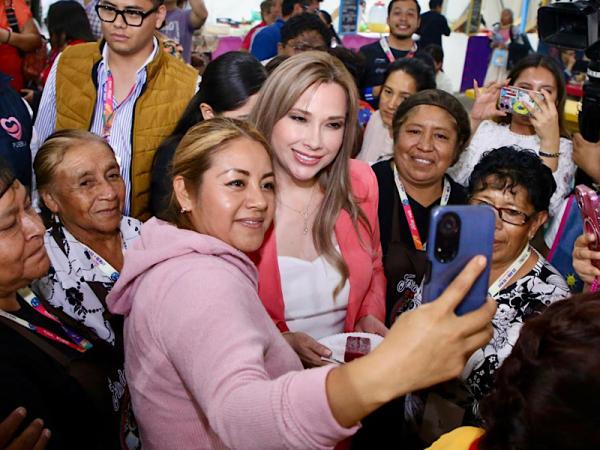 Con cercanía y sensibilidad, Ceci Arellano comparte con familias en cierre de Feria de Puebla