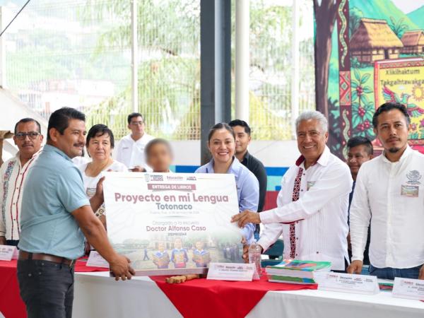 Fortalece SEP Puebla educación indígena con libros en totonaco