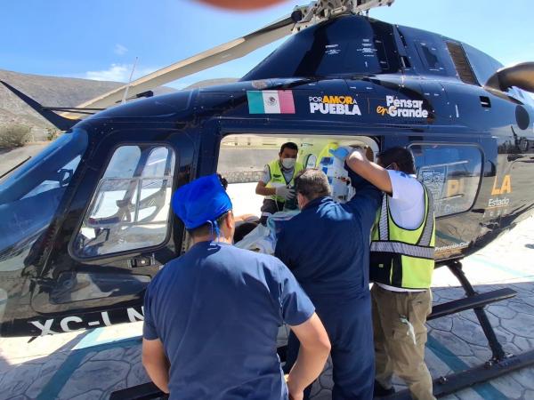 Con acompañamiento médico, menor poblana es trasladada en ambulancia aérea