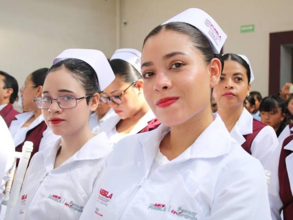 Entrega SEP cofias y distintivos a estudiantes de la USEP