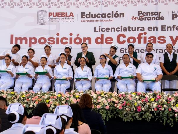 Celebran imposición de Cofias y Festones en UTTehuacán