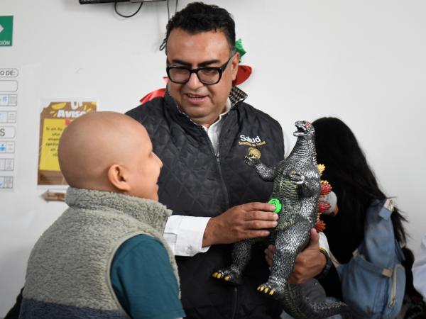 Reyes Magos visitan hospitales y comparten ilusión con la niñez poblana