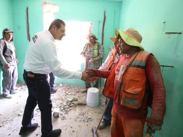 Cumple gobierno de Puebla con familias afectadas por lluvias en La Galarza