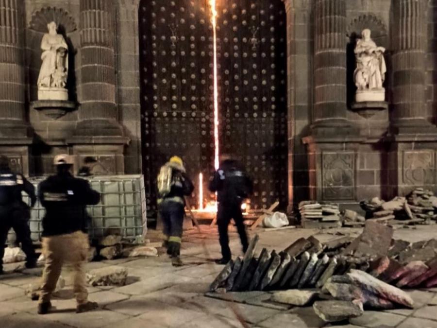Protección Civil sofoca incendio en Catedral de Puebla