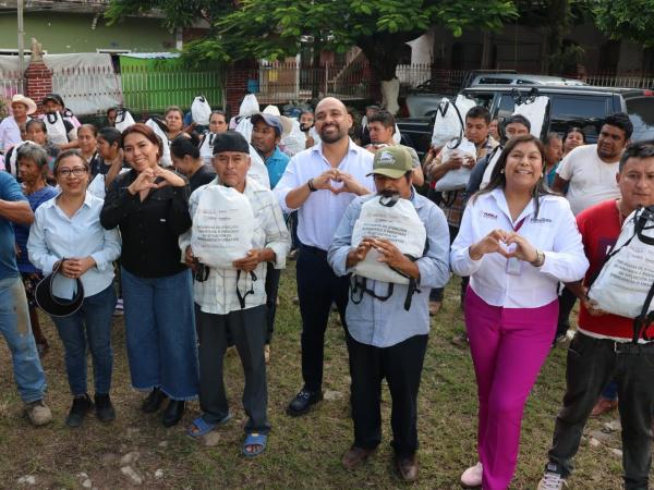 Acompaña y apoya SEDIF a familias de Tlaola ante deslaves