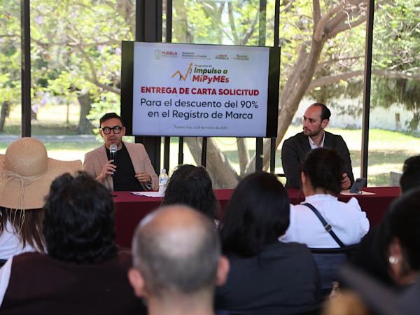 Entrega gobierno estatal cartas de registros de nuevas marcas poblanas