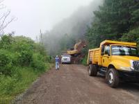 Secretar&iacute;a de Infraestructura intervine carretera en Naupan bloqueada por derrumbe