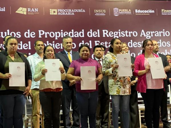 Entrega de títulos de propiedad a escuelas del estado de Puebla