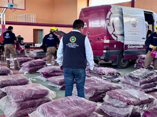 Gobierno del Estado entrega apoyos a familias afectadas por lluvias en Ixtacamaxtitlán