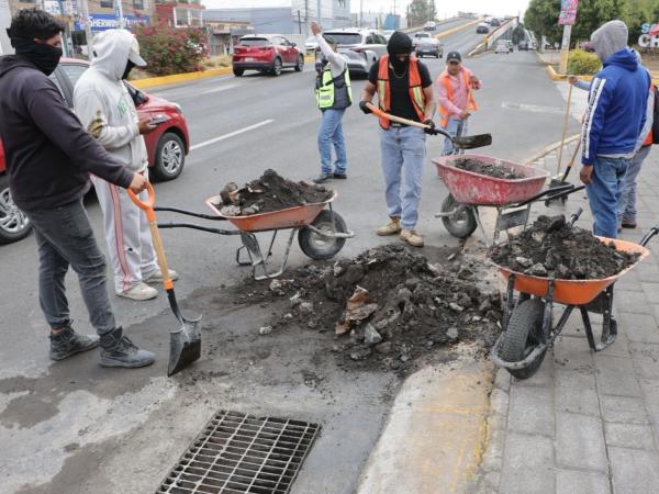 Nivela Secretaría de Infraestructura coladeras y rejillas en Bulevar Atlixco