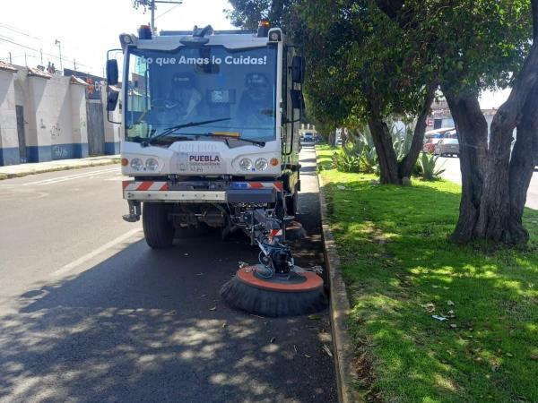 En temporada de lluvias, gobierno estatal intensifica limpieza de vialidades con barrido mecánico