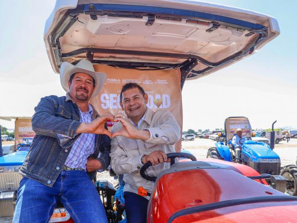 Gobierno de Puebla cumple un sueño: 27 módulos de maquinaria, drones y tractores
