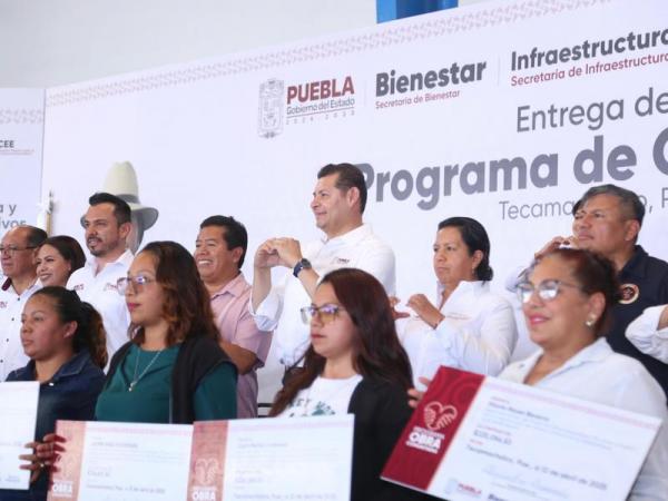 Entrega de certificados y avances en Obra Comunitaria en Tecamachalco