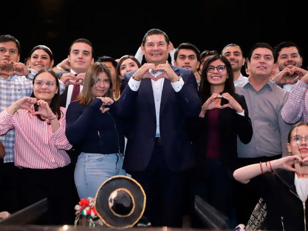 Jóvenes, el motor para la transformación de Puebla: Alejandro Armenta