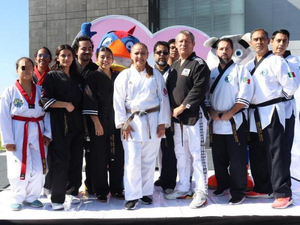 Más de 200 poblanas participan en Taller de Karate Do