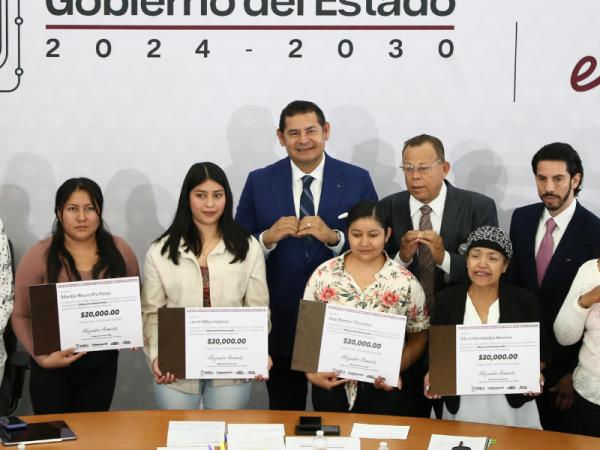 Gobierno del estado entrega apoyos a migrantes poblanos