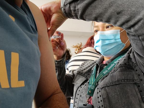 IMSS-Bienestar y Gobierno Estatal mantienen vacunación en mercados y plazas