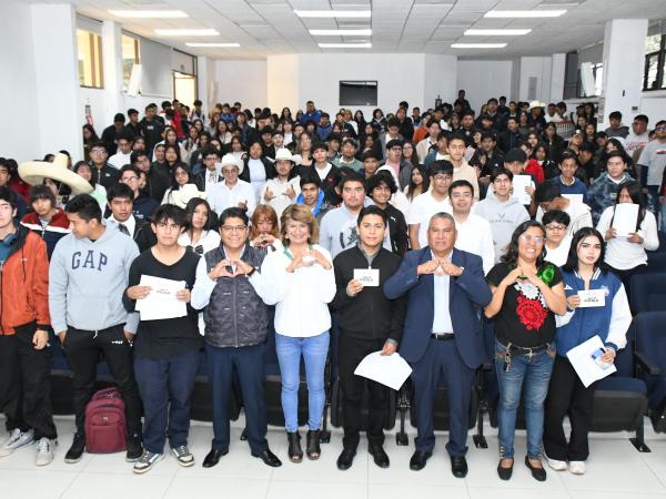 Cientos de estudiantes de UTH reciben chip de Beca de Conectividad