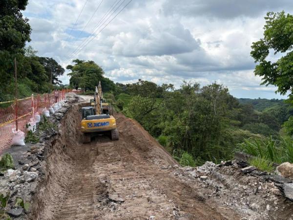 Con maquinaria Gobierno de Puebla trabaja en el camino Hueytamalco – San José Acateno