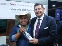 Mezcal poblano gana m&aacute;xima puntuaci&oacute;n mundial en Spirits Selection 2025