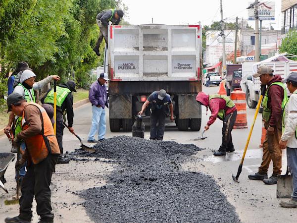 Realiza Secretaría de Infraestructura corrección temporal en daño por drenaje en Avenida Lafragua